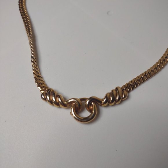 Gold Tone Pretty Metal Necklace 17 Inches Long - Picture 4 of 15